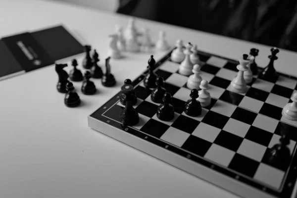 国际象棋世界冠军赛前瞻 古克什卫冕之路与卡鲁阿纳挑战解析